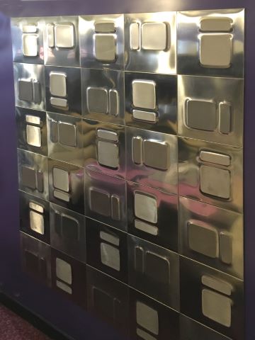 Grand panneau décoratif constitué de 30 carreaux