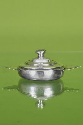 Écuelle couverte à oreilles