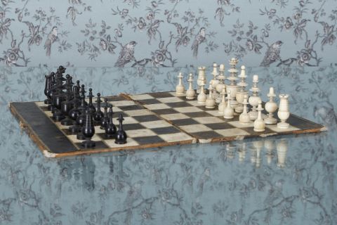 Plateau et jeu d’échecs “ayant servi à Napoléon I” selon…