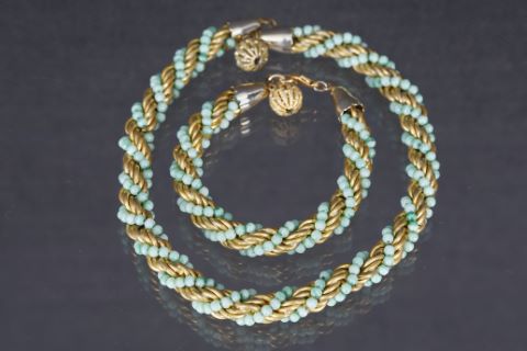 Parure comprenant un collier et un bracelet torsadés