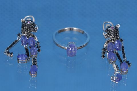 Parure comprenant 1 bague et 1 paire de pendants...