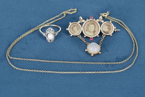 1 broche + 1 chaîne + 1 bague