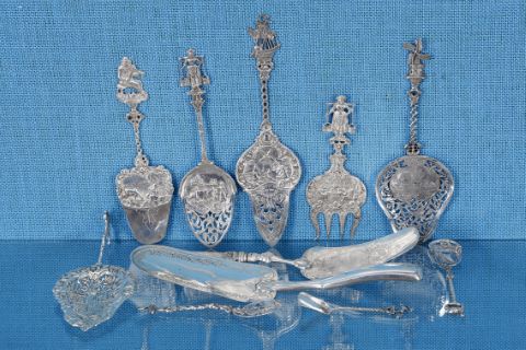 Ensemble en argent ciselé, repoussé, ajouré