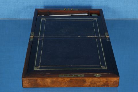 Coffret formant écritoire