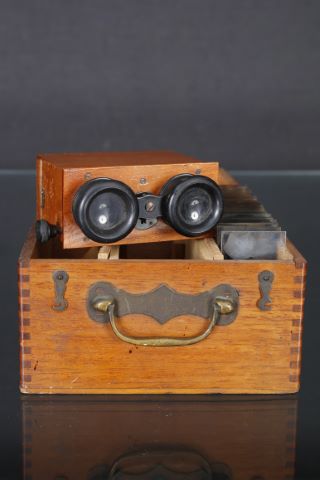 Paire de lunettes stéréoscopiques