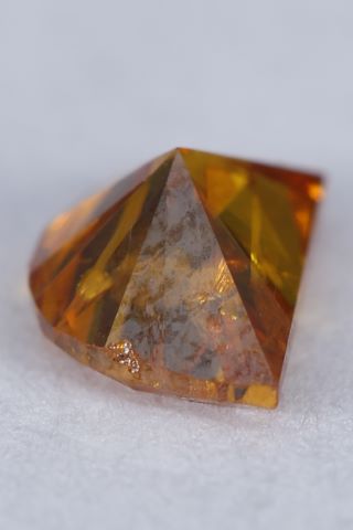 Diamant orange sur papier
