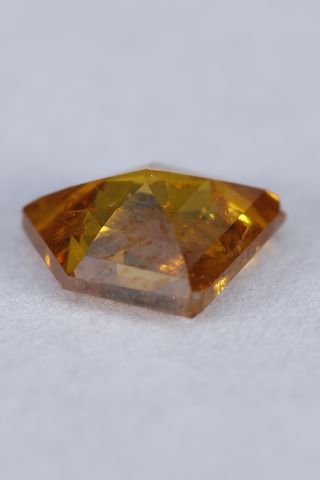 Diamant orange sur papier