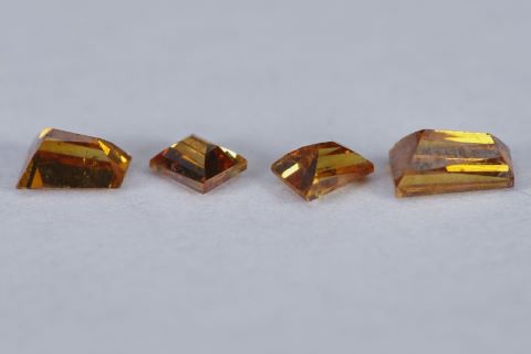 4 diamants orange sur papier