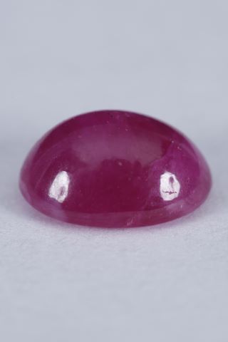 Rubis cabochon sur papier