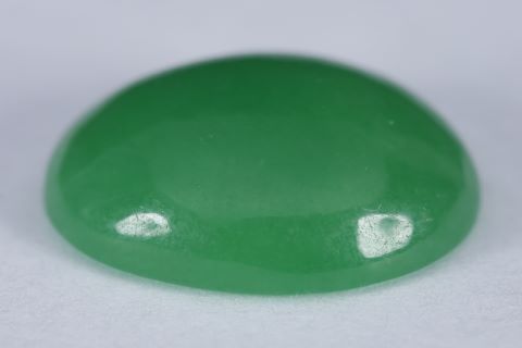 1 cabochon de jade sur papier