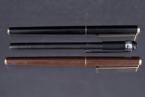 2 stylos plume + 1 stylo à bille + 1…
