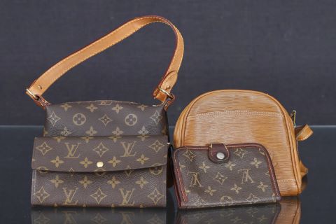 1 sac à main et 1 portefeuille