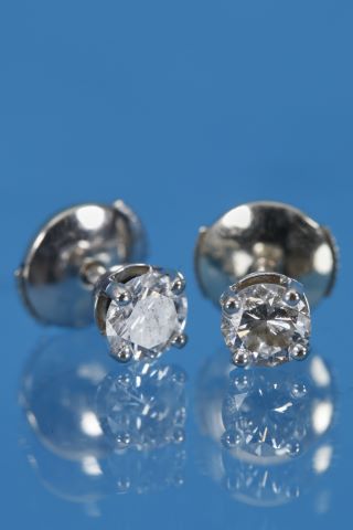 2 clous d’oreille