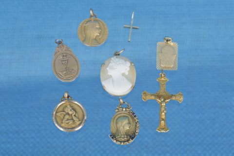 7 pendentifs et médailles