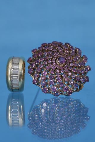 Broche volute formant pendentif