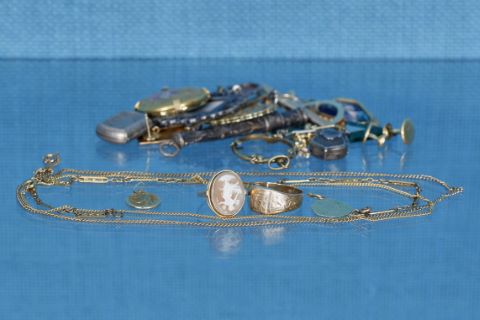 Ensemble de bijoux en or, métal doré, argenté