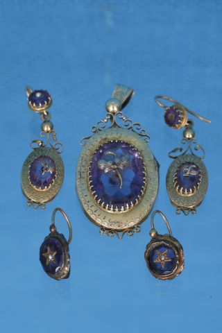 Parure comprenant 1 pendentif, 1 paire...