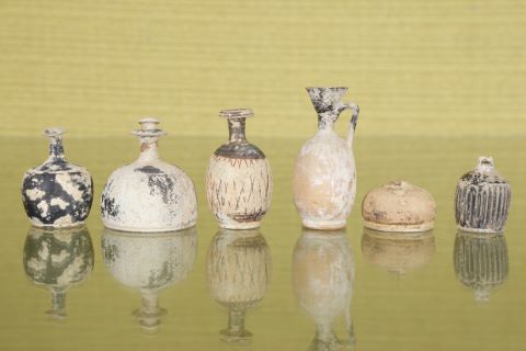 6 petits vases : amphores et lécythes