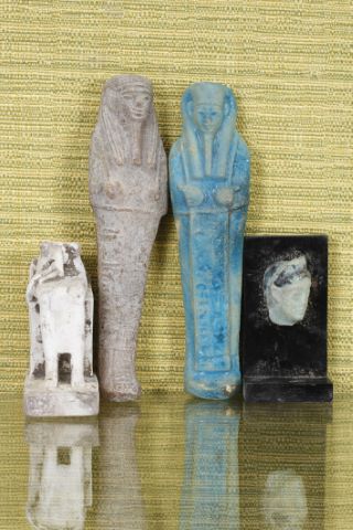 2 oushebtis + 1 statue de dignitaire assis + 1…