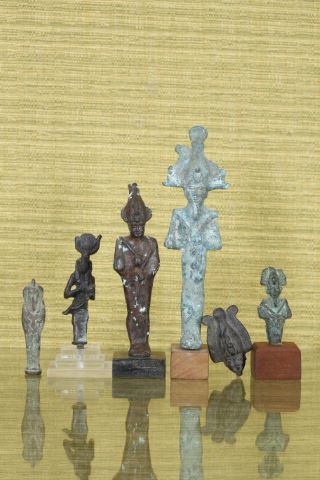 6 statuettes