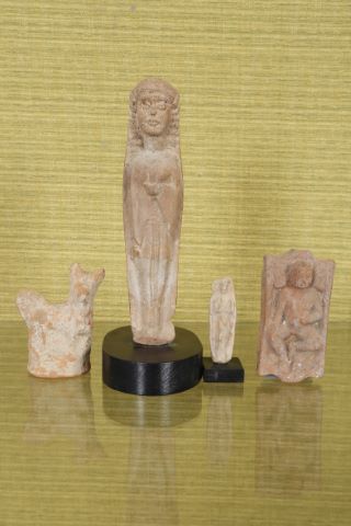 4 statuettes en terre cuite à patine de fouille