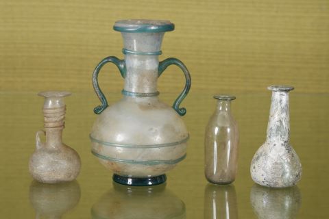 2 balsamaires + 1 fiole + 1 vase à anses