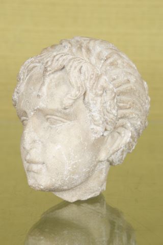 Tête de jeune femme