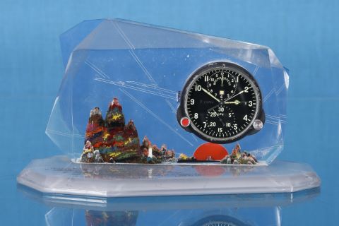 Horloge MIG soviétique à décor de sous-marin sur un fond…