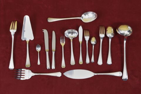 Importante ménagère en métal argenté, modèle America de 117 pièces,…