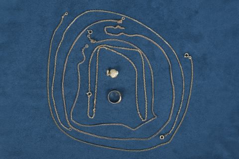 Ensemble de 4 chaînes + 1 pendentif coquille retenant une…