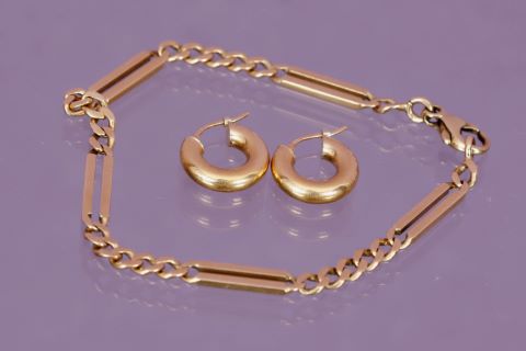 Parure comprenant un bracelet et des boucles d’oreilles