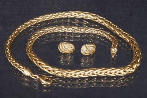 1 collier + 1 paire de boucles d’oreilles
