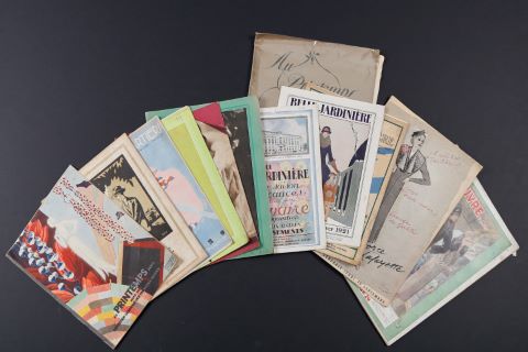 Intéressant ensemble de 13 magazines et brochures des grands magasins…