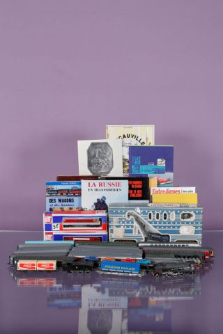 Important ensemble de locomotives et wagons