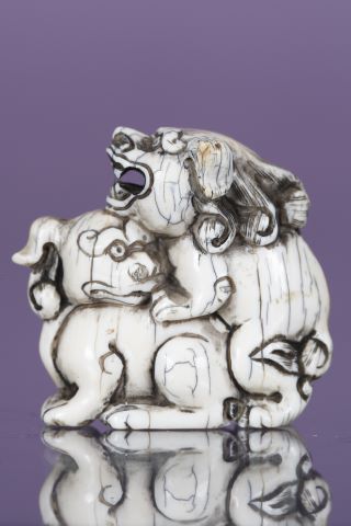 Netsuke figurant deux chiens de Fô