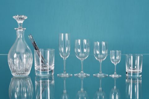 Important service de 50 verres et autres contenants, modèle uni
