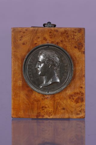 Médaille figurant un portrait de Napoléon Ier Empereur de profil,…