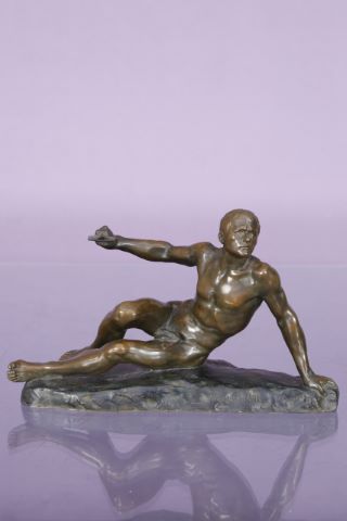 Guerrier nu à l’épée brisée au sol sur un socle…