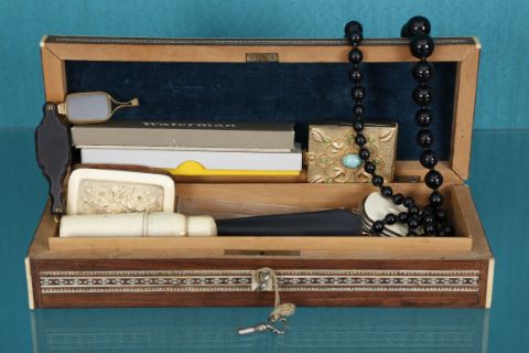 Coffret garni d’objets de vitrine