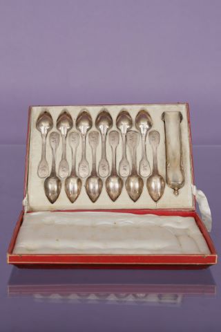 12 cuillères et 1 pince à sucre