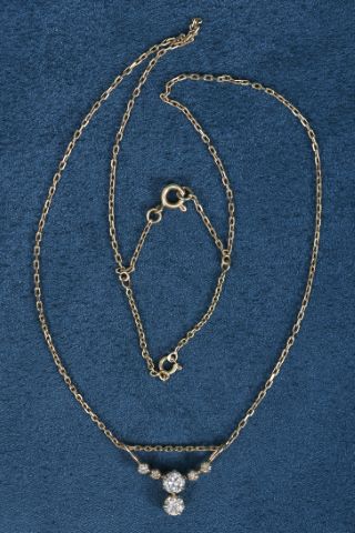 Pendentif et sa chaîne