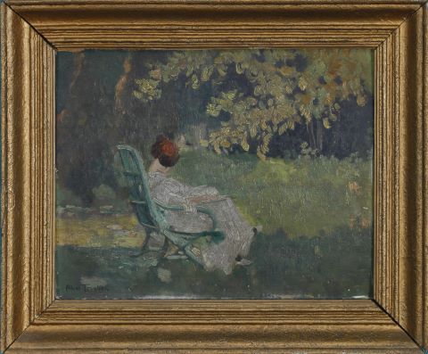Femme lisant dans un jardin