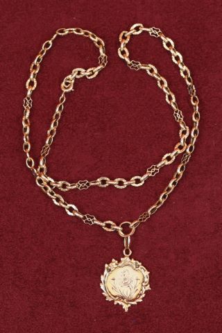 1 collier + 1 médaille