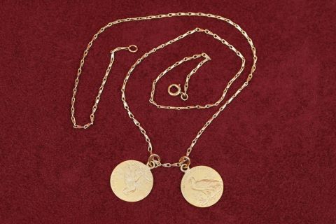 1 chaine + 2 pendentifs de 2 1/2 dollars