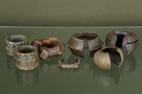 7 bracelets de cheville, probablement d’esclaves