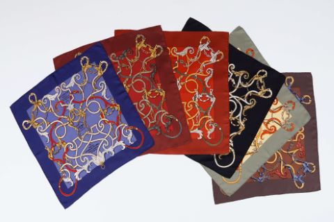 Suite de 6 foulards ou pochettes gavroche, modèle L'instruction du…