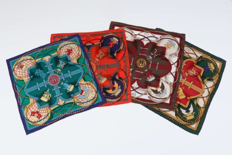 Suite de 4 foulards ou pochettes gavroche, modèle Grande tenue