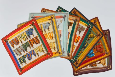 Suite de 8 foulards ou pochettes gavroche, modèle Sangles