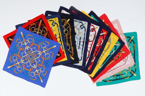 Suite de 12 foulards ou pochettes gavroche, modèle Eperon d’or
