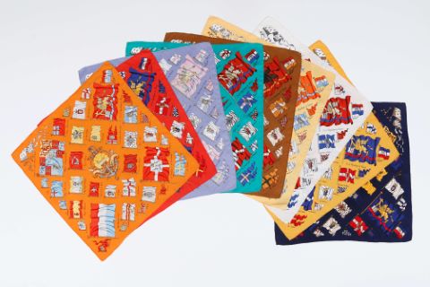 Suite de 9 foulards ou pochettes gavroche, modèle Pavois